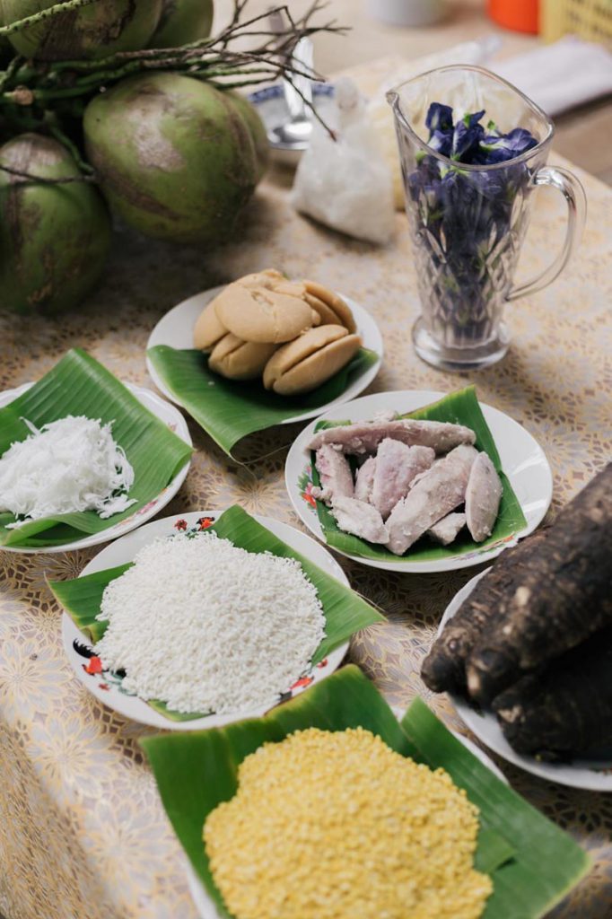 ‘ข้าวเหนียวหน้าควายลุย’ ขนมไทยชื่อแปลกลุยออนไลน์ สร้างโอกาสทำตลาดของชาวบ้าน อ.สรรคบุรี สู้ความจน