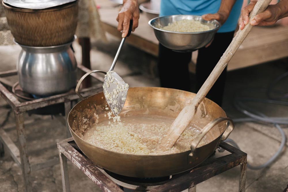 ‘ข้าวเหนียวหน้าควายลุย’ ขนมไทยชื่อแปลกลุยออนไลน์ สร้างโอกาสทำตลาดของชาวบ้าน อ.สรรคบุรี สู้ความจน